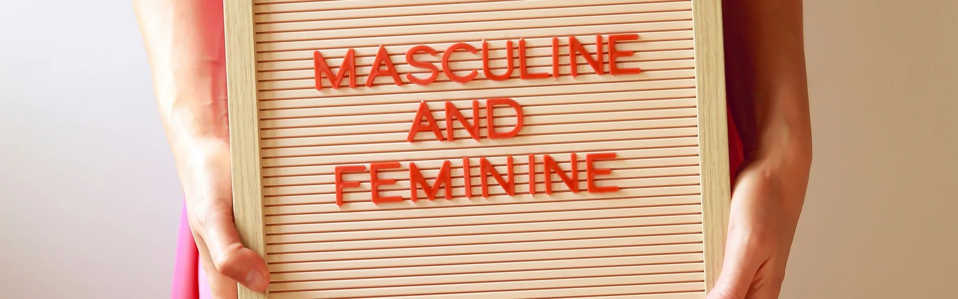 Feminizacja – Odwrócenie Ról i Kontrola Tożsamości